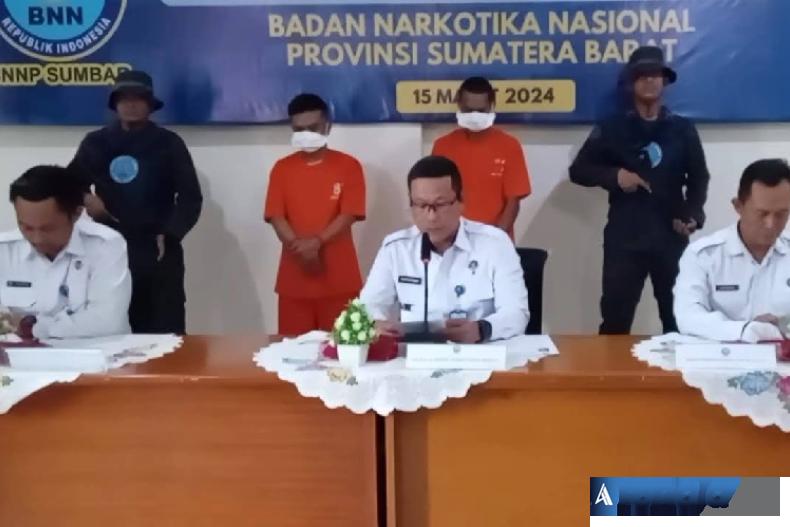 Kepala BNNP Sumbar Brigjend Pol Tri Julianto Djatiutomo saat jumpa pers pengungkapan kasus ini di kantor BNNP Sumbar, Jumat (15/3). (Foto : Derizon)