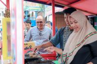 Ketua DPRD Sumbar, Supardi saat membeli pabukoan pada salah satu pedagang tradisional di Pasar Payakumbuh, Jumat sore (14/3). (Dok : Istimewa)