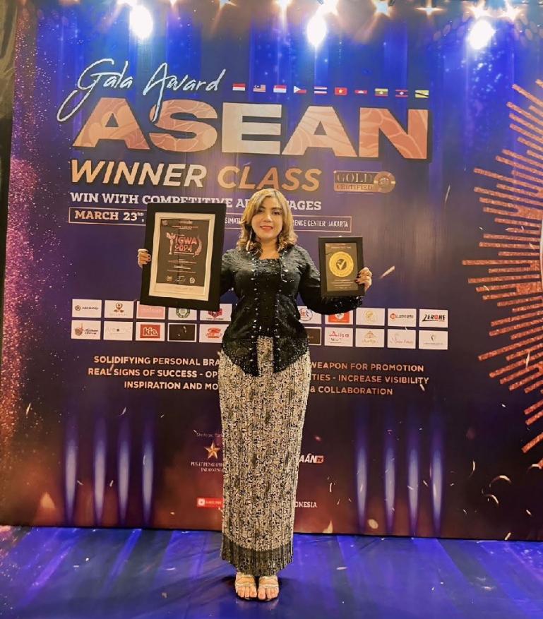 Sugesti Edward Khan, CEO PT Sugesti Mandiri Utama dan PT Golden Prestige Resources bersama penghargaan Golden Womenpreneur 2024 di Aston Priority Simatupang Hotel and Convention Jakarta, Sabtu (23/3). (Dok : Istimewa)