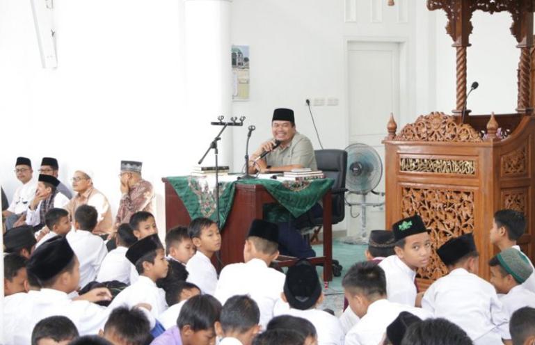 Sekko Yota Balad buka pesantren Ramadan tingkat SD dan SMP di Masjid Raya Simpang, Desa Simpang, Kecamatan Pariaman Selatan, Senin (18/3). (Dok : Istimewa)