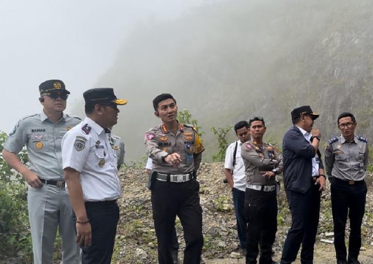 Dirlantas Polda Sumbar Kombes Pol Dwi Nur Setiawan bersama pihak terkait mensurvei lokasi jalur yang akan di rekayasa menjadi jalur satu arah. (Dok : Istimewa)