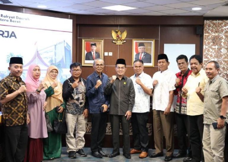 Rombongan Bamus DPRD Agam saat berkunjung ke DPRD Sumbar, Selasa (19/3). (Dok : Istimewa)