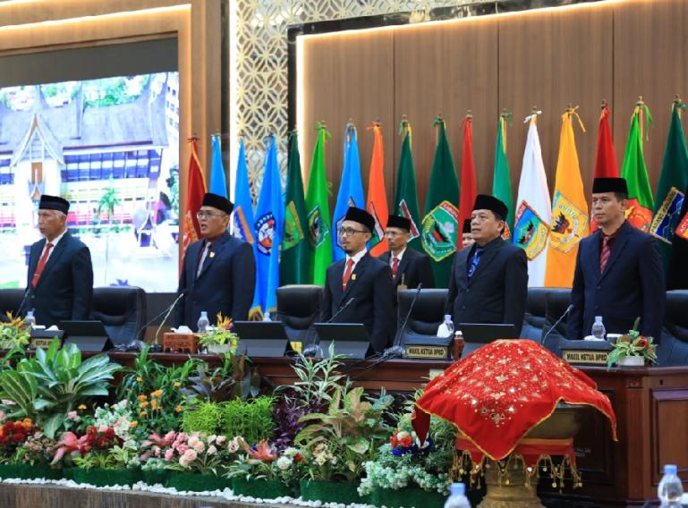 Ketua DPRD Sumbar Supardi dan unsur pimpinan yang lain gelar rapat paripurna pembentukan Pansus RPJPD Sumbar 2005--2045, Jumat (1/3). (Dok : Istimewa)