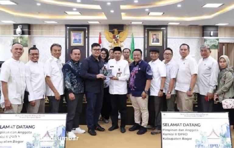Ketua Komisi II DPRD Kabupaten Bogor, Sastra Winaya tukar cinderamata dengan Sekretaris DPRD Sumbar Raflis, Jumat (22/3). (Dok : Istimewa)