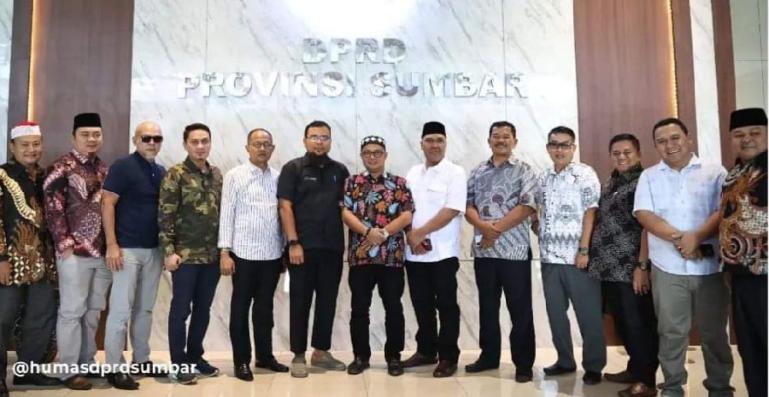 DPRD Sumbar bersama anggota DPRD Pasbar di ruang khusus 1 Gedung DPRD Sumbar, Kamis (15/3). (Dok : Istimewa)