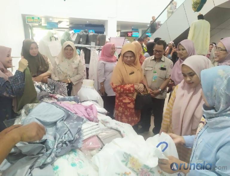 Dirut RSUP M Djamil Dr dr Dovy Djanas SpOG KFM MARS FISQua bersama Ketua DWP Sumbar Ny Lina Hansastri dan Ketua DWP RSUP M Djamil Ny dr Winanda Dovy saat meninjau salah satu stan bazar, Senin (25/3). (Foto : Fajril)