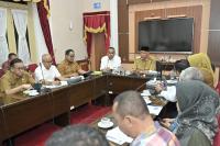 Gubernur Mahyeldi pimpin rapat bersama para OPD dalam sikapi potensi inflasi jelang Lebaran tahun ini, Senin malam (4/3). (Dok : Istimewa)