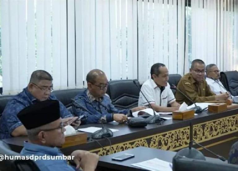 Rapat kerja komisi II DPRD Sumbar dengan perwakilan pemerintah daerah, serta unsur terkait lainnya, Senin (18/3). (Dok : Istimewa)