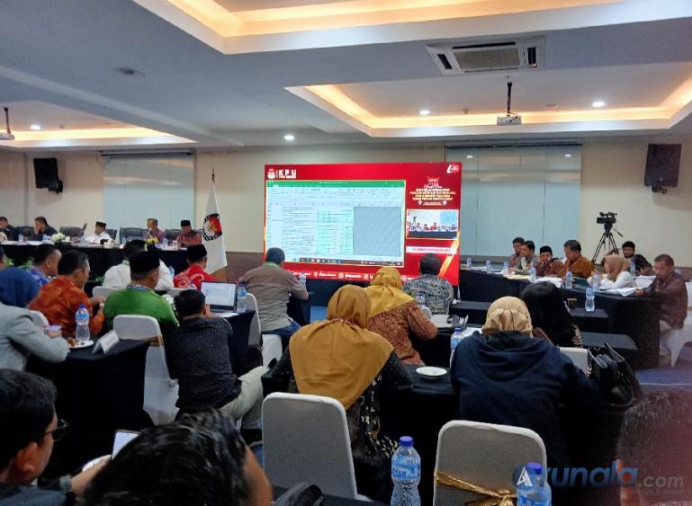 KPU Pasaman Barat saat bacakan hasil rekapitulasi perolehan suara pemilu dari kabupaten di Padang, Jumat (8/3). (Foto : Arunala.com)