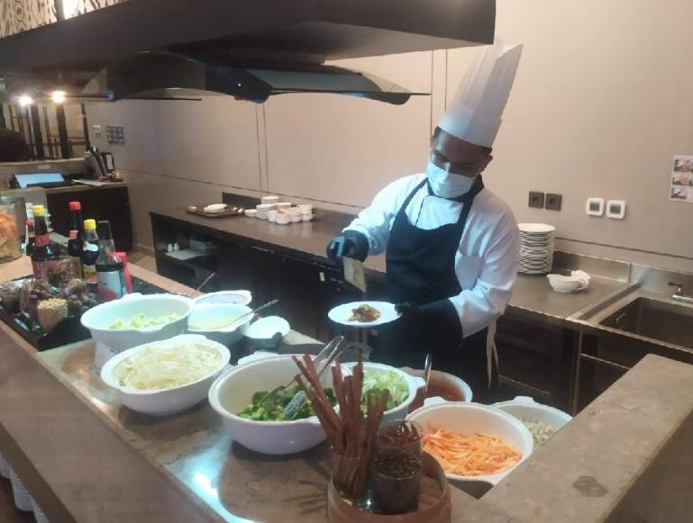 Chef Hotel Santika Premiere Padang menyajikan menu short plate mediterranean, salah satu menu di Bulan Ramadan. (Dok : Istimewa)