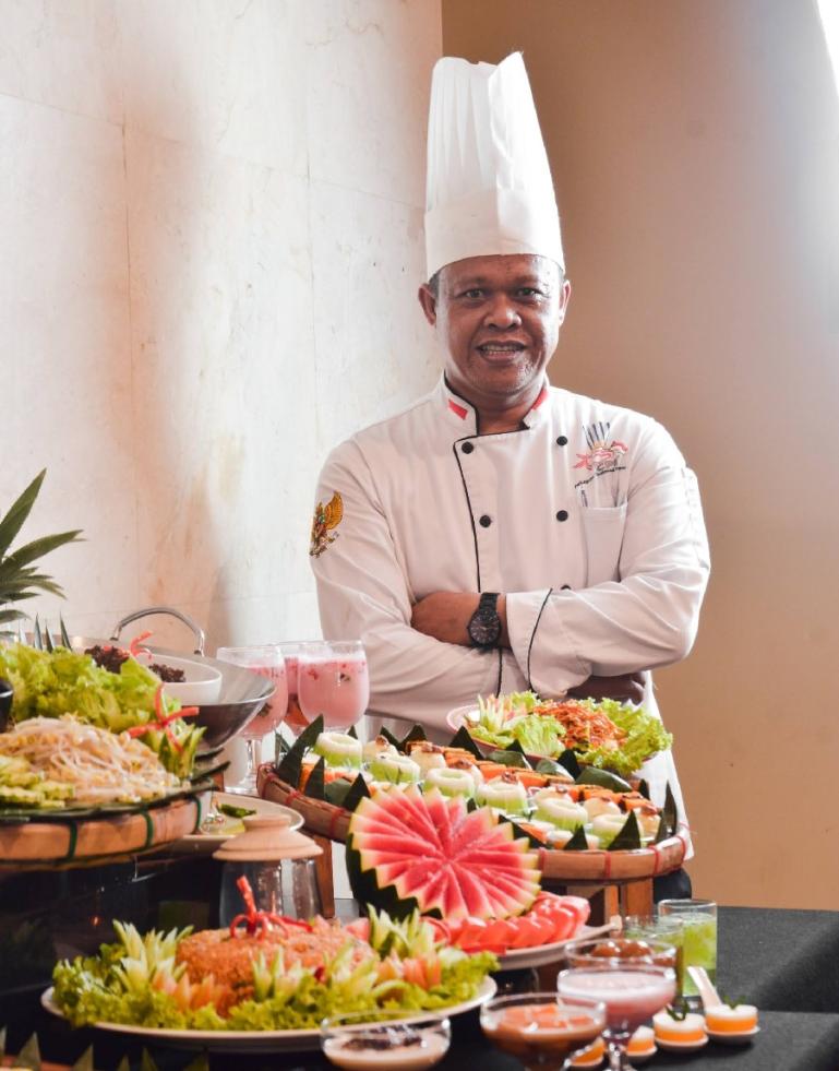 Executive Chef Truntum Padang Hotel Anton bersama paket buka puasa dengan Buffet Kuliner Nusantara Ramadhan Ceria 2.4.  (Dok : Istimewa)