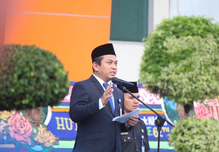 Pjs Direktur Utama Bank Nagari Gusti Candra saat memberikan sambutan pada Upacara HUT ke-62 Bank Nagari di Kantor Pusat Bank Nagari, Selasa (12/3). (Dok : Istimewa)