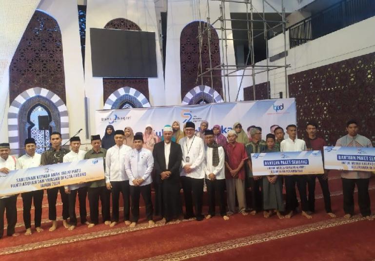 Gubernur Sumbar Mahyeldi Ansharullah dan Pjs Direktur Utama Bank Nagari Gusti Candra bersama penerima bantuan sosial dan bantuan sembako saat Subuh Mubarokah di Masjid Raya Sumatera Barat, Sabtu (2/3). (Dok : Istimewa)