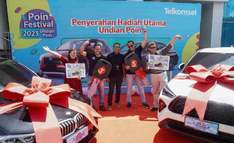 (Kiri - Kanan) Pemenang Mobil BMW, Kezia Natalia Holid; VP Postpaid Consumer & International Roaming Telkomsel, Danang Andrianto; VP Brand and Marketing Communications Telkomsel, Abdullah Fahmi; VP Consumer Business Area Jabotabek Jabar Telkomsel, Adhi Pu
