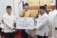 Gubernur Sumbar, Mahyeldi Ansharullah, serahkan bantuan pendidikan dari Baznas Sumbar kepada Pemko Pariaman yang diterima Kabag Kesra Setko Pariaman, Doni Paslah, Kamis malam (21/3). (Dok : Istimewa)