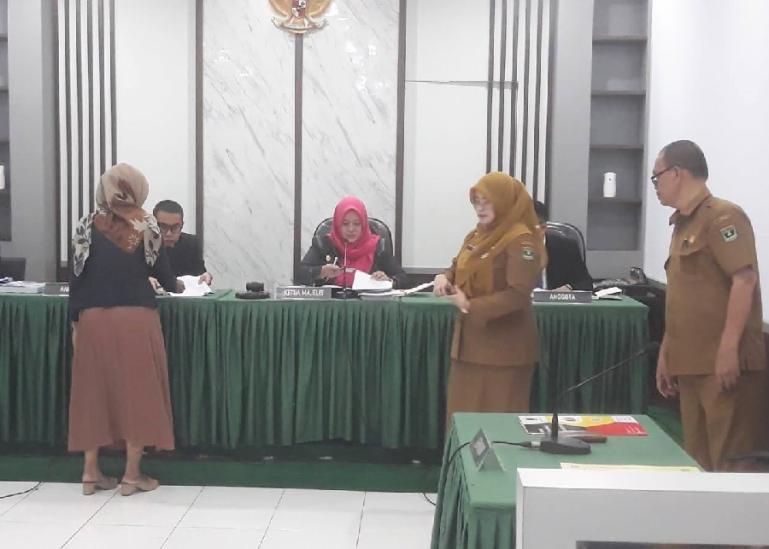 Pihak LBH Padang dan Pemprov Sumbar saling menghadap pada ketua majelis SIP di KI Sumbar, Senin (25/3). (Dok : Istimewa)