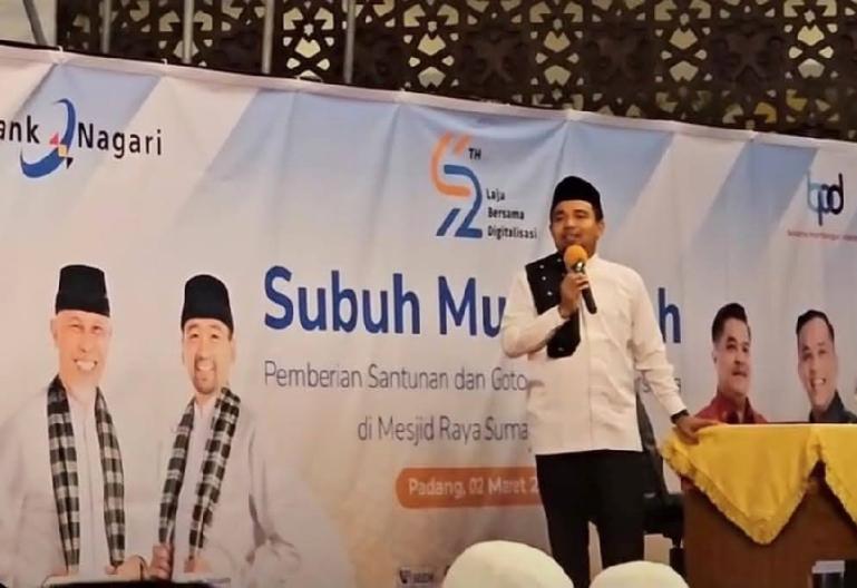 Ustad Dr H Zulhendri Rais Lc MA saat memberikan tausiah agama saat Subuh Mubarokah HUT ke-62 Bank Nagari di Masjid Raya Sumatera Barat, Sabtu (2/3). (Dok : Istimewa)