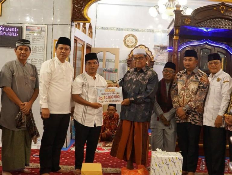 TSR 1 Pemkab Dharmasraya serahkan bantuan kepada pengurus Masjid Al-Ikhwan, Sungai Rumbai, Rabu malam (20/3). (Dok : Istimewa)