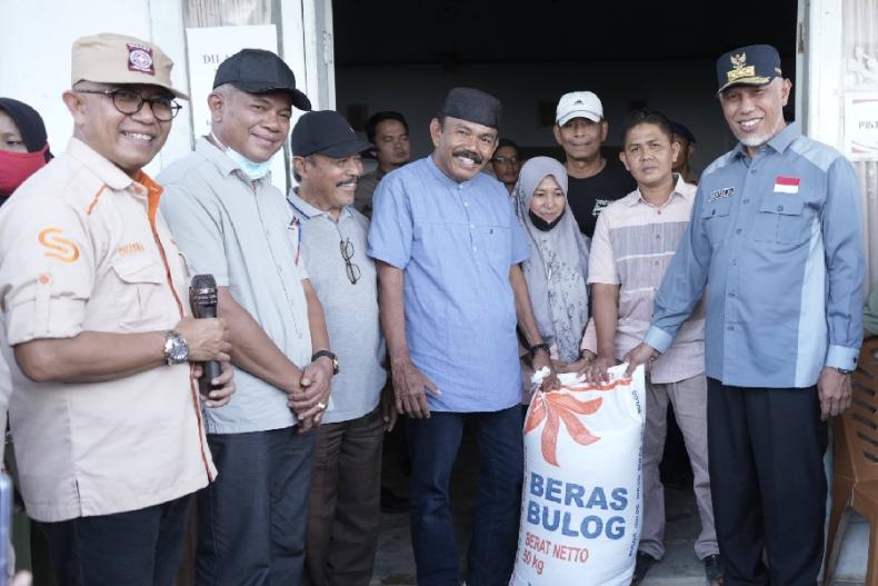 Gubernur Mahyeldi serahkan secara simbolis ratusan ton beras cadangan pangan Pemprov Sumbar kepada masyarakat Pessel yang membutuhkan di masa pemulihan pascabencana banjir dan longsor di kabupaten itu, Sabtu (16/3). (Dok : Istimewa)