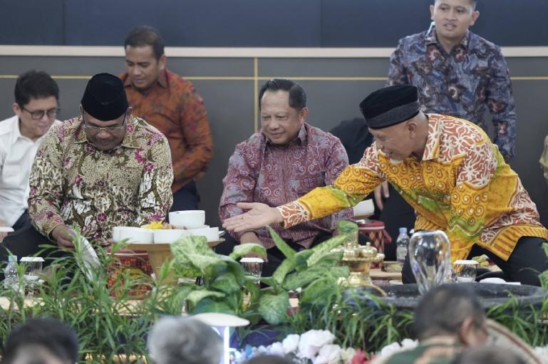 Mendagri Tito Karnavian dan rombongan saat makan bajamba yang disuguhkan Gubernur Sumbar, Mahyeldi di auditorium Istana Gubernur Sumbar, Sabtu (2/3). (Dok : Istimewa)