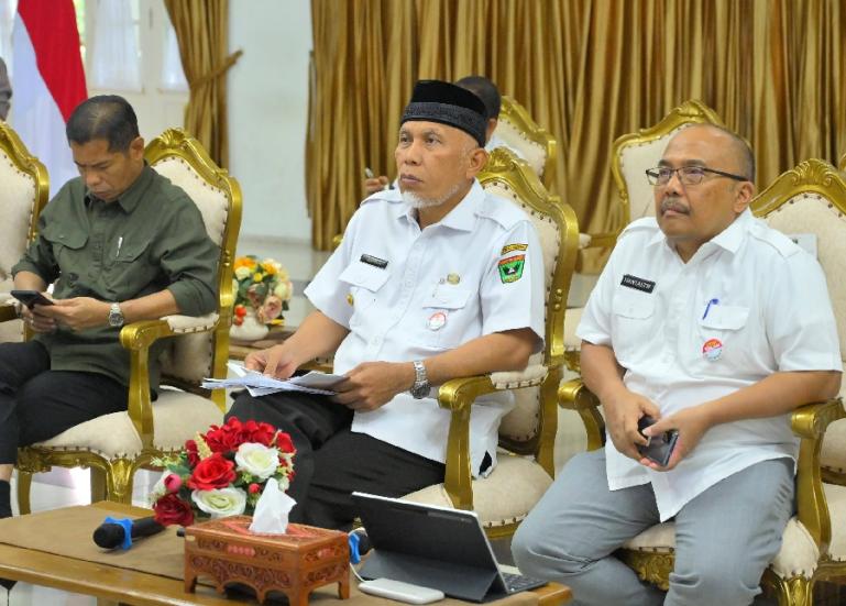Gubernur Sumbar Mahyeldi bersama Sekprov Hansastri saat rapat dengan Menko PMK, Muhadjir Effendy, Rabu (13/3). (Dok : Istimewa)