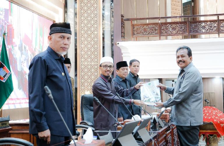 Wakil Ketua Pansus RPJPD Sumbar 2025-2045, Arkadius Datuk Intan Bano serahkan dokumen pembahasan Pansus kepada Wakil Ketua DPRD Sumbar Irsyad Syafar dalam rapat paripurna, Selasa, (19/3) siang. (Dok : Istimewa)