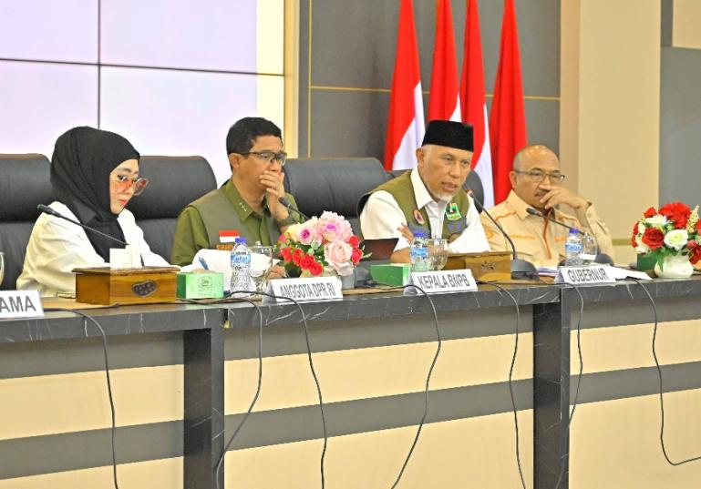 Gubernur Sumbar, Mahyeldi saat paparkan kondisi Sumbar pasca bencana pada Kepala  BNPB Letjen Suharyanto, di Auditorium Gubernuran Sumbar, Senin (11/3). (Dok : Istimewa)