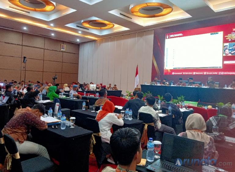 Seorang saksi parpol ajukan intrupsi saat pembacaan hasil rekap perolehan suara pemilu tingkat provinsi yang digelar KPU Sumbar, Senin (4/3). (Foto : Arunala.com)