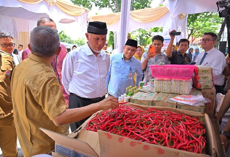 Gubernur Mahyeldi meninjau pedagang cabai merah di stan gerakan pasar murah yang diadakan Pemprov Sumbar, Senin (18/3). (Dok : Istimewa)