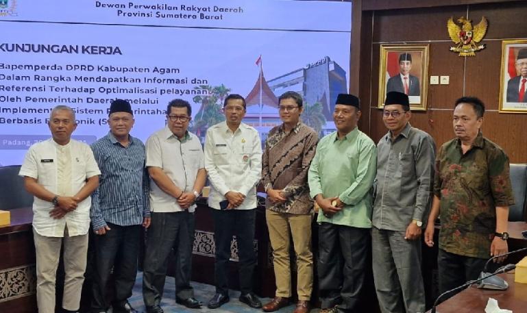 Kunjungan Bapemperda DPRD Kabupaten Agam diterima Sekretaris DPRD Sumbar, Raflis didampingi Kasubag Protokol dan Kehumasan Dahrul Idris di ruang Banggar, Rabu (20/3). (Dok : Istimewa)