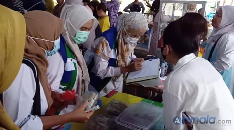 Petugas Badan POM Padang menguji bahan makanan dan minuman yang dijual pedagang di pusat pabukoan di ruangan Terbuka Hijau Imam Bonjol, Kota Padang, Rabu (13/3). (Foto : Derizon)