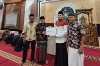 Anggota DPRD Sumbar Fraksi PKS, Rahmat Saleh serahkan bantuan kepada pengurus  Masjid Istiqomah, Limau Manis, Kota Padang, saat Safari Ramadan di masjid itu,  Kamis (14/3) malam. (Dok : Istimewa)