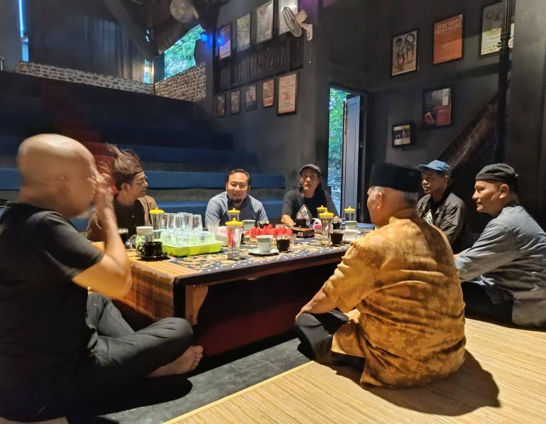 Anggota DPR RI terpilih asal Sumbar, Rahmat Saleh berdiskusi dengan tokoh seni dan budaya Sumbar di Sanggar Tari Nan Jombang, Minggu (24/3). (Dok : Istimewa)