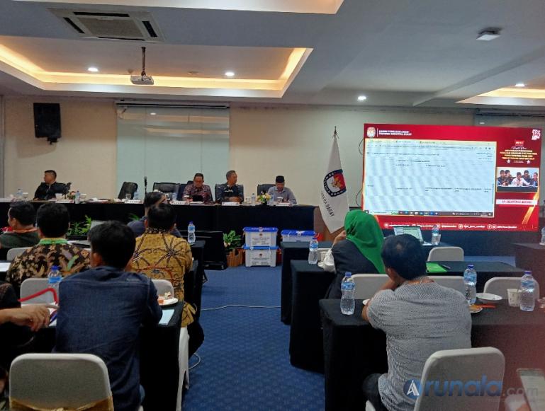 Proses pembacaan hasil rekapitulasi perolehan suara pemilu dari KPU Kabupaten Kepulauan Mentawai di Hotel Truntum Padang, Rabu (6/3). (Foto : Arunala.com)