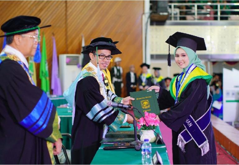 Rektor Unand Efa Yonnedi PhD MPPM Akt CA CRGP menyerahkan ijazah kepada lulusan terbaik pada Wisuda II Tahun 2024 di Auditorium Unand, Sabtu (9/3). (Dok : Istimewa)