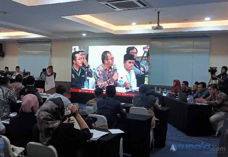 Suasana saat KPU Padang sampaikan hasil rekapitulasi perolehan suara pemilu 2024 dalam rapat pleno rekapitulasi hasil perolehan suara tingkat provinsi yang digelar KPU Sumbar, Kamis (7/3) (Foto : Arunala.com)