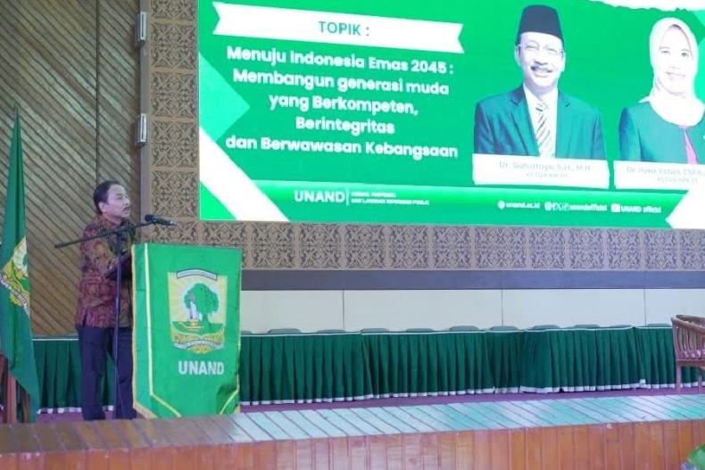 Ketua MK Dr Suhartoyo SH MH saat menjadi narasumber Kuliah Umum Menuju Indonesia Emas 2045: Membangun Generasi Muda yang Berkompeten, Berintegritas, dan Berwawasan Kebangsaan: Perspektif Mahkamah Konstitusi di Auditorium Unand, Jumat (8/3). (Dok : Istimew