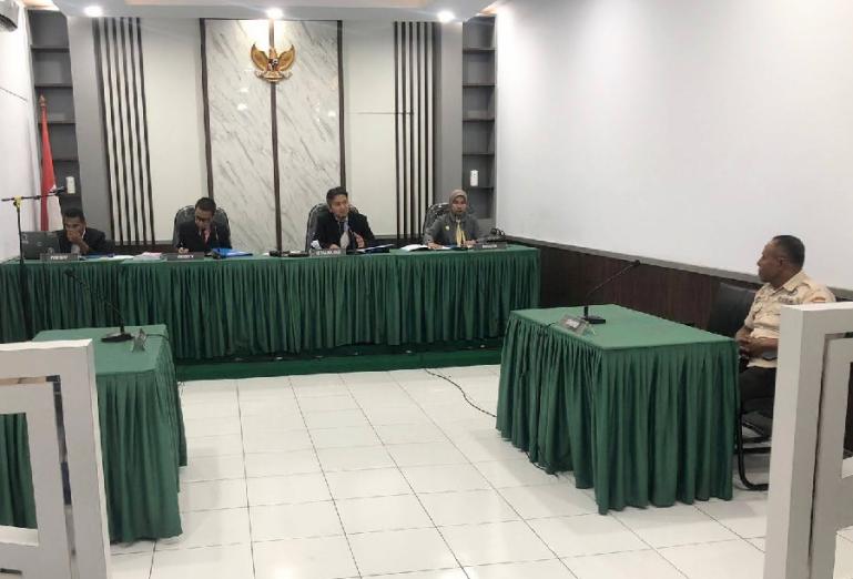 Pj Wali Nagari Pasir Talang, Afriyendi saat menghadiri sidang di KI Sumbar, Senin (25/3). (Dok : Istimewa)