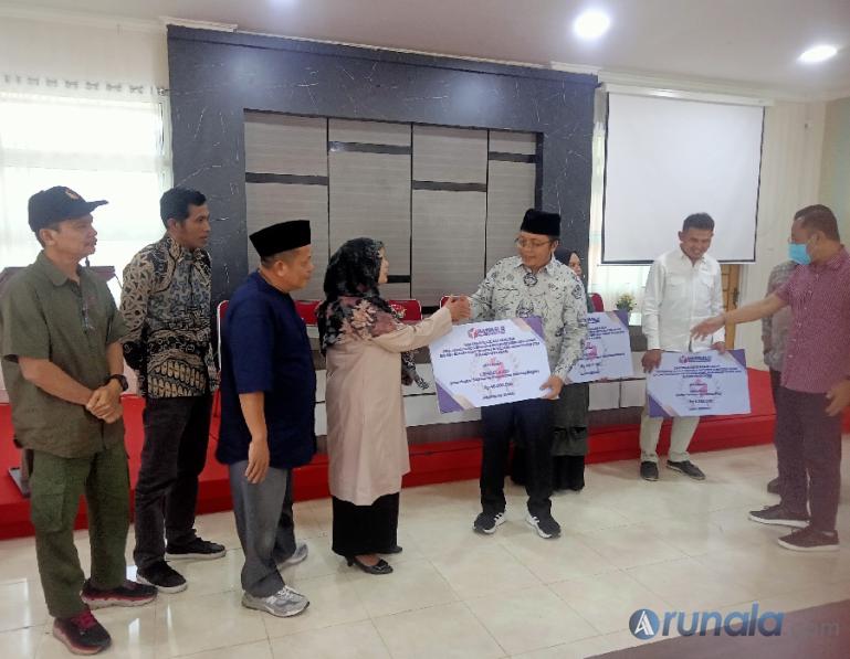 Ketua Bawaslu Sumbar, Alni serahkan santunan secara simbolis kepada ahli waris Erinaldi, Korsek Panwascam Kamang Mudiak, di kantor Camat Kamang Mudiak, Rabu siang (27/3). (Foto : Arunala.com)