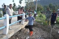 Gubernur Sumbar Mahyeldi meninjau kondisi TPI Surantih yang rusak akibat banjir dan longsor yang terjadi di daerah itu, Sabtu (16/3). (Dok : Istimewa)