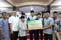 TSR Sumbar dipimpin Kolonel  Mulyadi serahkan bantuan pada pengurus Masjid Raya Kampung Baru, Kota Pariaman, Sabtu (16/3).