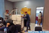 Terlihat tujuh kotak suara dari Kabupaten Pasaman Barat tiba di lokasi rapat pleno di Hotel Truntum Padang, Sabtu (9/3). (Foto : Arunala.com)