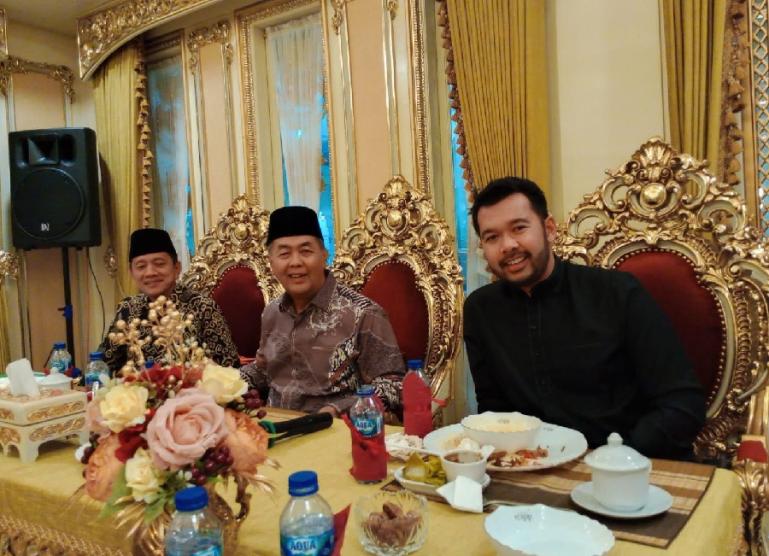 Rektor Unbrah Prof Dr Musliar Kasim MS bersama Pimpinan Yayasan Afdhal Amran dan Kepala Humas dan Kerja sama Dr drg Yulia Rahmad MKes. (Dok : Istimewa)