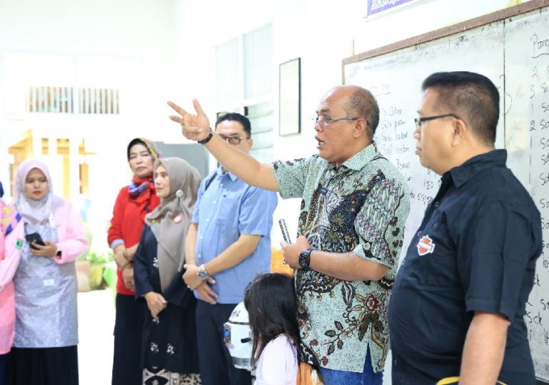 Terlihat Ketua DPRD Sumbar Supardi berikan motivasi kepada peserta pelatihan membuat kue di SMK 3 Payakumbuh, Kamis (7/3). (Dok : Istimewa)