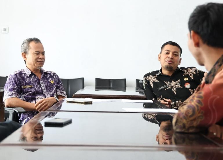 Kabag Persidangan dan Perundang-undangan Sekretariat DPRD Sumbar, Zardi Syahrir dan Kasubag Humas, Publikasi, Protokol dan Perpustakaan Dahrul Idris saat memotivasi tenaga IT DPRD Sumbar di ruang diskusi publik Masjid Asy Syura, Kamis (21/3). (Dok : Istim