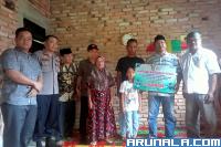 Ahli Waris Yelli Riyoni Terima Santunan Bawaslu RI