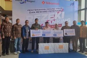 Program Racing SMS Banking Telkomsel: Bank Nagari -Telkomsel Serahkan Hadiah Grand Prize