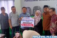 M Khadafi Serahkan Santunan Bawaslu RI untuk Sari