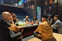 Jelang Menunggu Waktu Buka Puasa: Rahmat Saleh Diskusi Seni Budaya bersama Seniman dan Budayawan