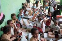 Telkomsel Serahkan Ratusan Pasang Sepatu di Tanah Papua